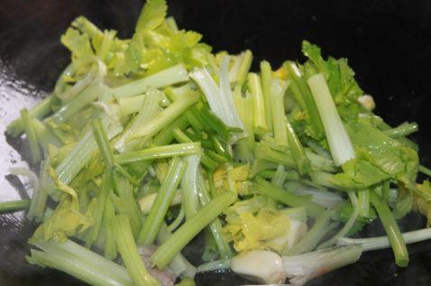 生芹菜伴大蒜治高血压效果很好