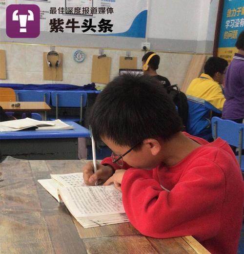 坐在紫到发黑的木棒上写作业,三根手指还是二十根棉签